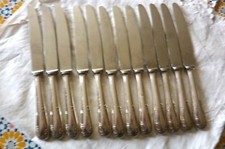 12 couteaux de table  motif arabesques en métal argenté