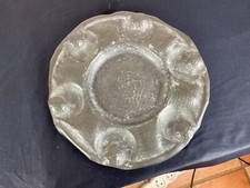 Plat en étain repoussé Art