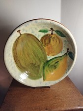 Signé Puigdemont. Plat en céramique à décor polychrome de fruits XXe siècle 