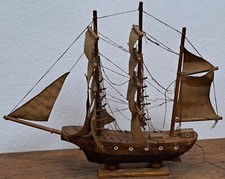 Ancienne maquette de bateau, casque en bois d'olivier