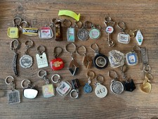 lot de 30 porte clefs thème automobile - voiture - garage- essence -keychains -3