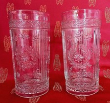 Paire de vases rouleaux anciens en verre moulé, signés VS, couronne de laurier