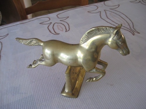 Cheval laiton sautant - en,