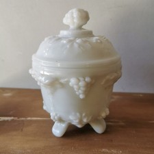 A208 / Ancienne Bonbonnière /sucrier Sur Pieds En Opaline Blanche 