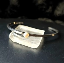 Fin Bracelet Jonc Moderniste En  Argent Serti D'une Perle. Travail Artisan 4,8g