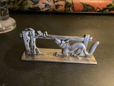 1 porte-couteaux métal argenté signés Benjamin Rabier . Fables de la Fontaine.