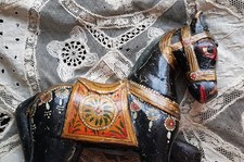 Joli petit cheval en bois peint