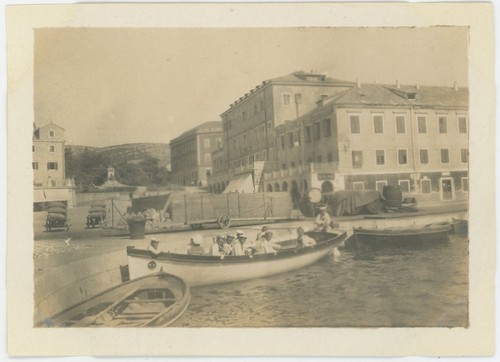 Šibenik. Barque de la Marine
