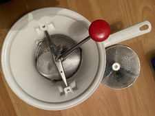 MOULINEX made in France - moulin à légumes blanc N°2  - presse purée - 2 grilles