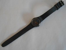 MONTRE SWATCH  NOIR  PLASTIC AIGUILLE TRI COLOR