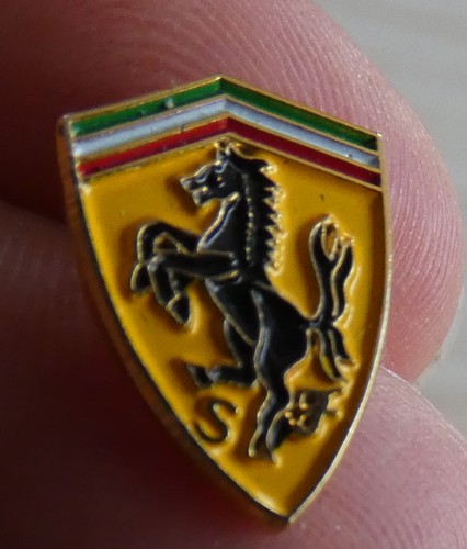 Beau petit pin sigle ferrari - beau,