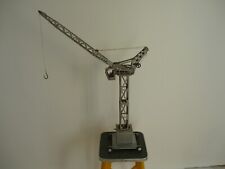 Grue JOUSTRA A tour sur roue GRISE  Mécanique années 1960  avec sujet Réf  : 404