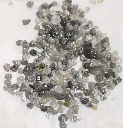 Diamants bruts noirs blancs