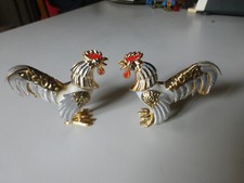 lot Collection de  2 COQ  en métal et plastique   Objet de vitrine