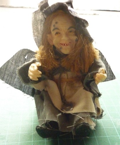 Sorciere assise figurine h - -, assise,