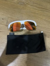 Paire de lunettes de soleil