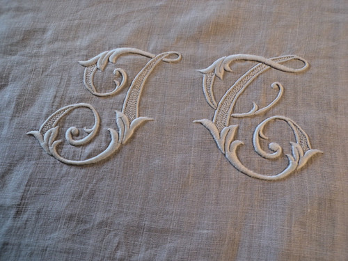 Monogramme brodé sur metis - sur,