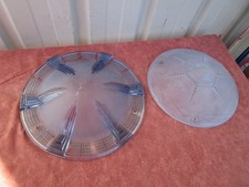 2 VASQUES (LUSTRES) AUX DECORS GEOMETRIQUES EPOQUE ART DECO EN VERRE MOULE