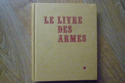 Livre des armes pistolets - armes,