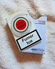 BOITE METALIQUE LUCKY STRIKE OUVERTURE SUR COTE A L'AIDE DU ROND DE DESSUS