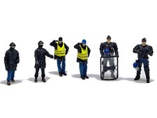 Figurines gendarmes et manifestants PERFEX