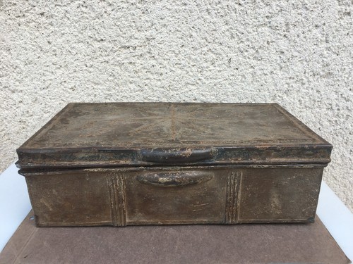 Ancienne boîte tôle avec - tôle,