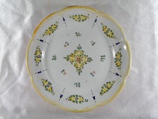 ( 448 ) ASSIETTE EN FAÏENCE DE MOUSTIERS ? SIGNATURE A IDENTIFIER XIX ème