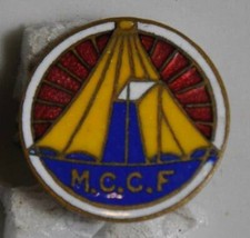 Insigne en réduction - Moto Camping Club de France tente sur roue ancien émail