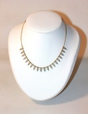 Collier ras le cou en or 18 k retenant une sucession de motifs géométriques 9,5