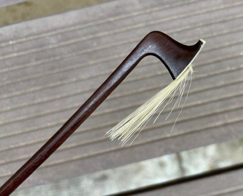 Ancien archet violon signé - de,