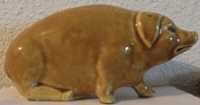 Ancienne tirelire à casser en porcelaine forme cochon assis