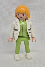 FEMME MEDECIN OPERATION EN