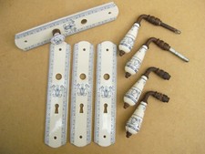 ANCIENNES POIGNEES ET PLAQUES PROPRETE PORCELAINE K  DECORS D'ANGES ET RINCEAUX