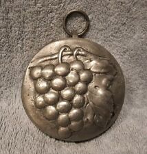 Ancien Petit Moule A Gâteau Décoratif Étain Décor Grappe De Raisin Ø 9cm Vintage