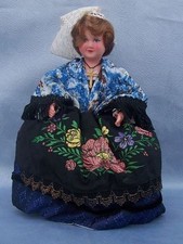 poupée régionale folklorique