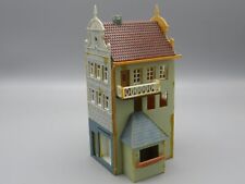 Immeuble 3 niveaux avec balcon