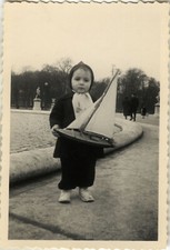 PHOTO ANCIENNE - VINTAGE SNAPSHOT - JOUET VOILIER DE BASSIN - TOY BOAT