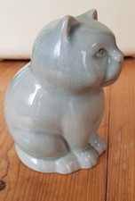 chat en céramique craquelé