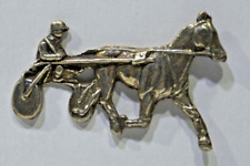 Pin's équitation cheval sulky métal 4 cm métal style étain