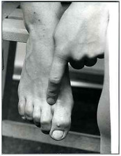 Pied nu  Vintage .  Tirage argentique  18x24  Circa 1960 