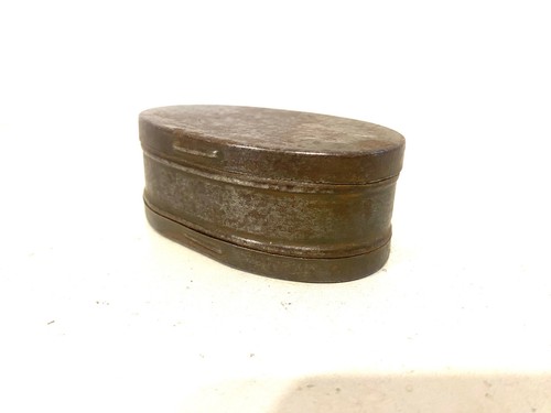 Ancienne petite boîte - , à