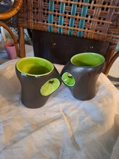 2 tasses noires et vert peps  -vintage signé