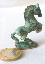 ANCIEN CHEVAL CABRÉ MINIATURE EN BRONZE À PATINE VERTE