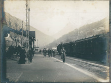 France, Pyrénées, Quai d'une gare dans les Pyrénées, ca.1920, vintage silve