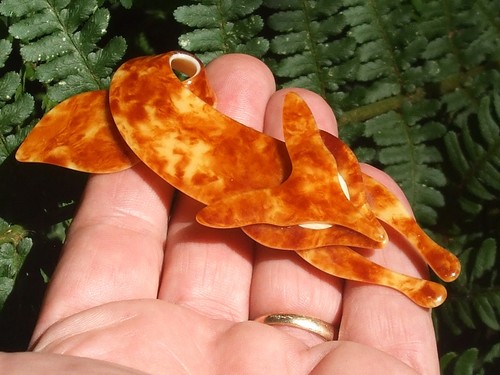 Belle grande broche - et,