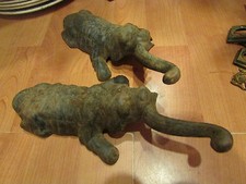 2 anciens chiens en fonte pour