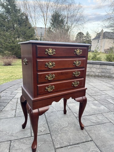 Vintage queen anne - style, solid