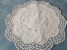 Centre de table blanc brodé