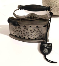 fer a repasser ancien en étain avec poinçons vintage 1960