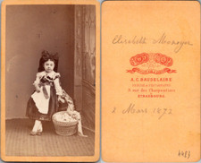 Baudelaire, Strasbourg, Petite fille nommée Elisabeth Monoyer en costume alsacie